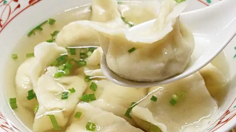 器に盛った茹でたての水餃子。澄んだスープに浮かび、刻みねぎを散らしてある