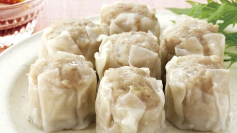 蒸し上がったばかりの肉焼売を皿に盛り、そばにタレの小鉢を添えたところ